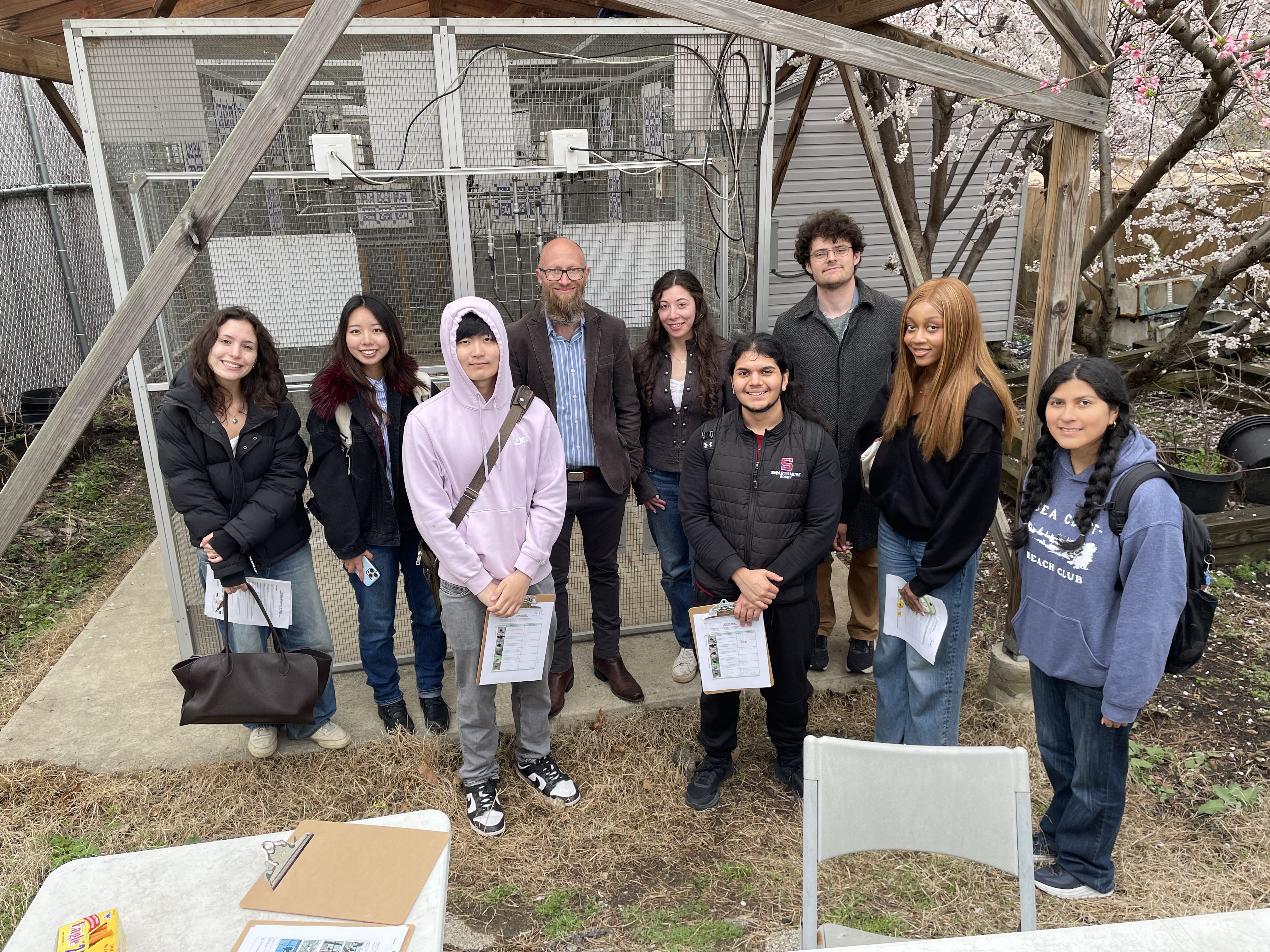 class photo at Schmidt Lab aviaries